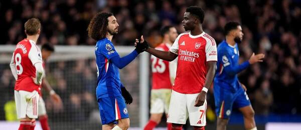 Priateľské podanie rúk medzi Marcom Cucurellom a Bukayom Sakom.