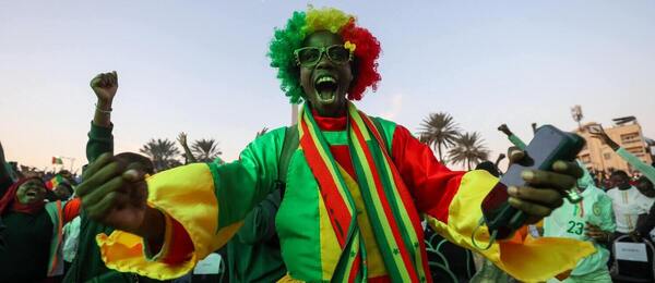  Fanúšik Senegalu oslavuje postup svojho tímu do finále Afrického pohára národov