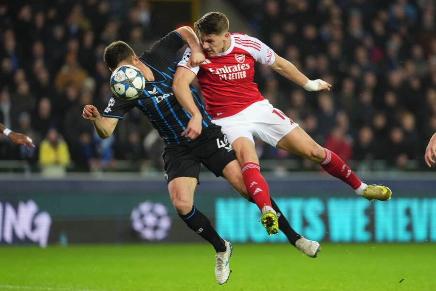 Viktor Gyokeres v&nbsp;súboji s&nbsp;hráčom FC Brugy