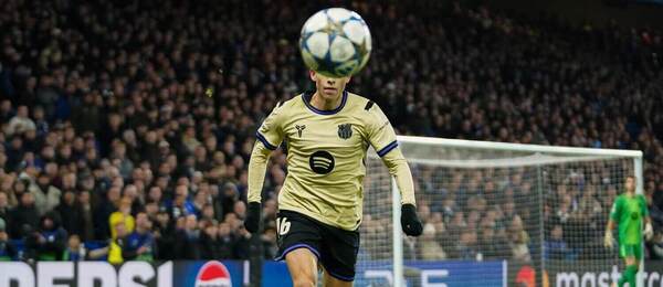 Lopta a za ňou Gavi, hráč FC Barcelona