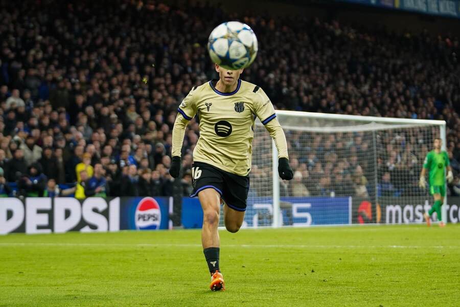 Lopta a&nbsp;za&nbsp;ňou Gavi, hráč FC Barcelona