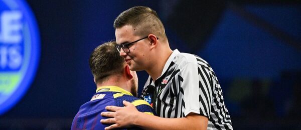 Luke Littler a Gian van Veen na World Grand Prix.