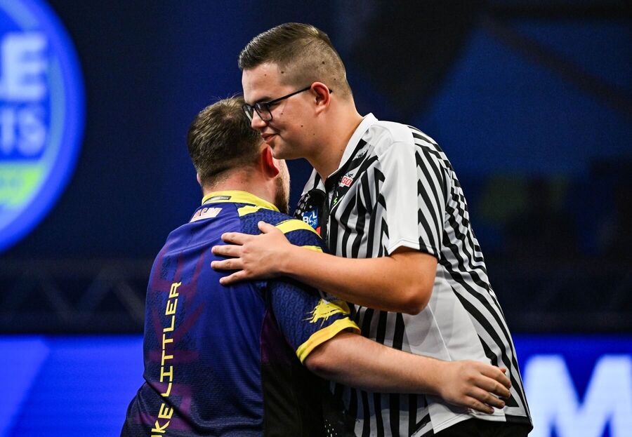 Luke Littler a&nbsp;Gian van Veen na&nbsp;World Grand Prix.