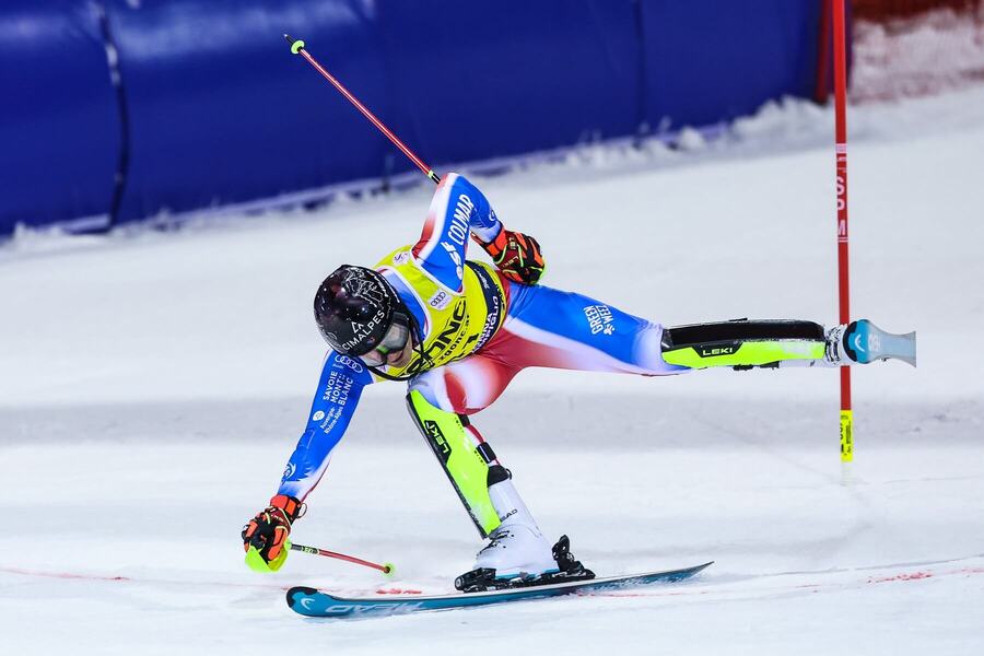 Paco Rassat v&nbsp;akrobatickej pozícii počas pretekov v&nbsp;Madonne di Campiglio