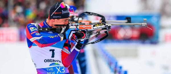 Quentin Fillon Maillet páli na strelnici v Oberhofe