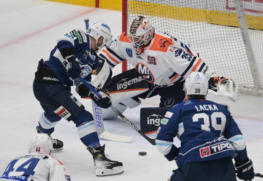 Sledujte hokej Michalovce vs. Nitra online.