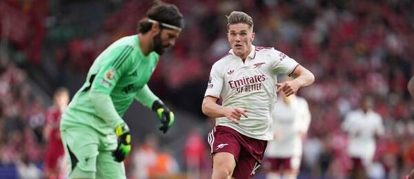 Brankár Liverpoolu Alisson proti Viktorovi Gyoekeresovi z Arsenalu