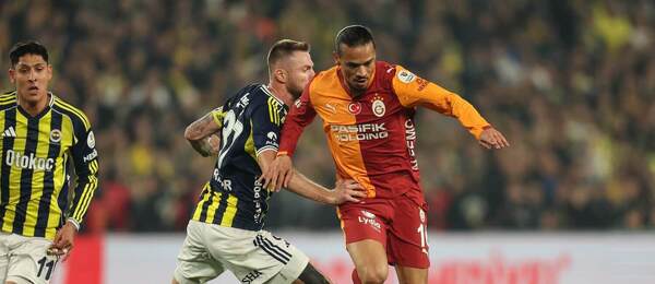 Milan Škriniar (Fenerbahce) v súboji s Leroyom Saném (Galatasaray)