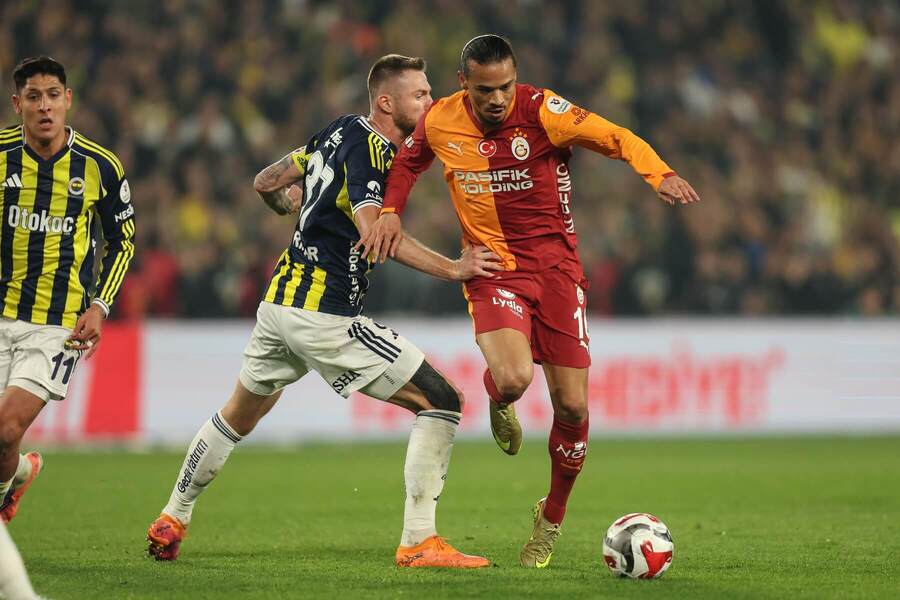 Milan Škriniar (Fenerbahce) v&nbsp;súboji s&nbsp;Leroyom Saném (Galatasaray)