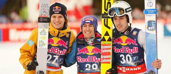 Medailisti z individuálnych pretekov mužov na MS v letoch na lyžiach 2024, zľava strieborný Nemec Andreas Wellinger, zlatý Rakúšan Stefan Kraft a bronzový Slovinec Timi Zajc