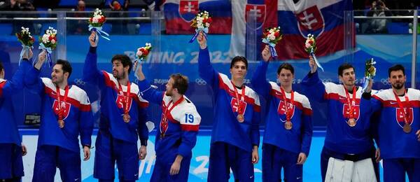 Slovenskí hokejisti s bronzovými medailami (ZOH 2022)