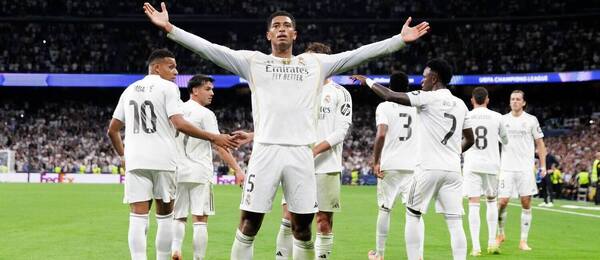 Anglický ofenzívny záložník Realu Madrid Jude Bellingham (v strede) a jeho spoluhráči počas oslavy gólu do siete Juventusu v zápase Real Madrid vs. Juventus v rámci októbrového 3. kola ligovej fázy Ligy majstrov UEFA 2025/26