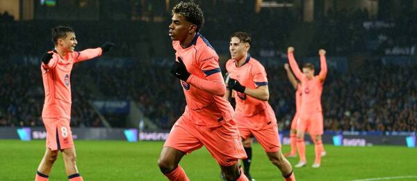 Lamine Yamal (uprostred) a jeho spoluhráči pri oslave gólu