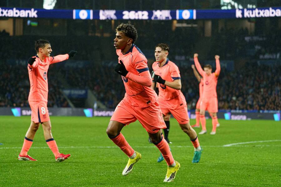 Lamine Yamal (uprostred) a&nbsp;jeho spoluhráči pri&nbsp;oslave gólu