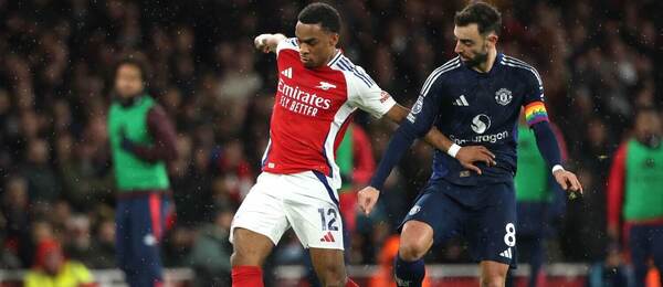 Zľava Jurrien Timber z Arsenalu a Bruno Fernandes z Manchestru United v súboji o loptu v zápase Arsenal FC vs. Manchester United v 14. kole Premier League 2024/25