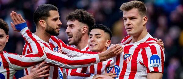 Zľava slovenský obranca Atlética Dávid Hancko a jeho radosť po góle nórskeho útočníka Alexandra Sorlotha (vpravo) do siete Alavés v zápase Atlético Madird vs. Deportivo Alavés v 20. kole španielskej La Ligy 2025/26