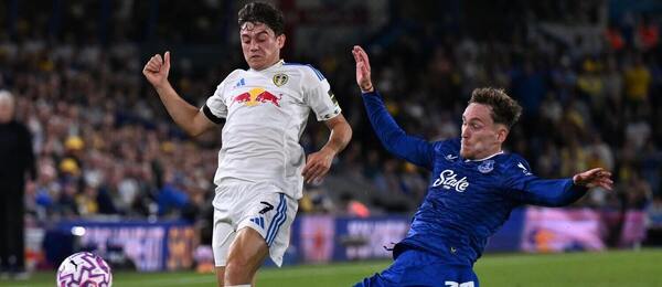Daniel James (Leeds, v bielom) a James Garner (Everton, v modrom)
