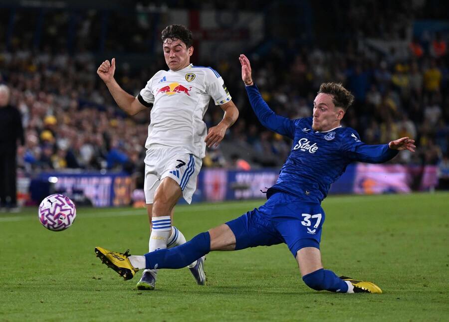 Daniel James (Leeds, v&nbsp;bielom) a&nbsp;James Garner (Everton, v&nbsp;modrom)