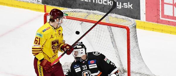 Dominik Riečický inkasuje gól.