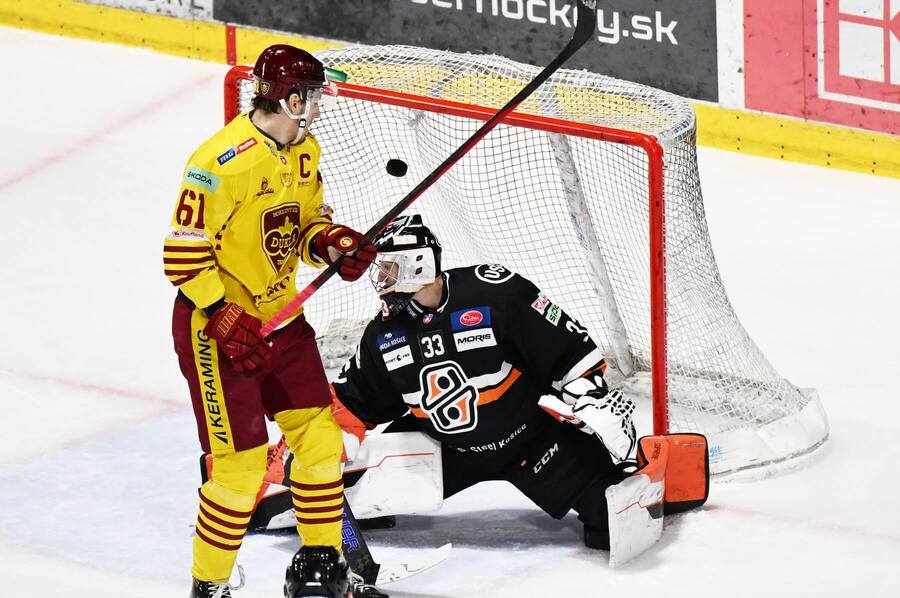 Dominik Riečický inkasuje gól.