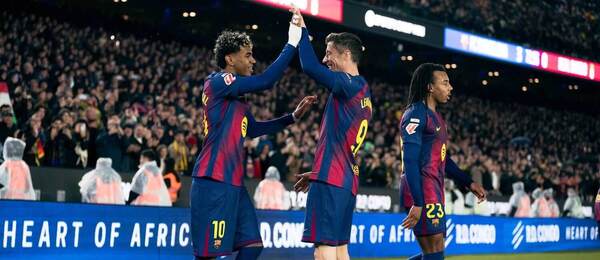 Lamine Yamal a Robert Lewandowski.