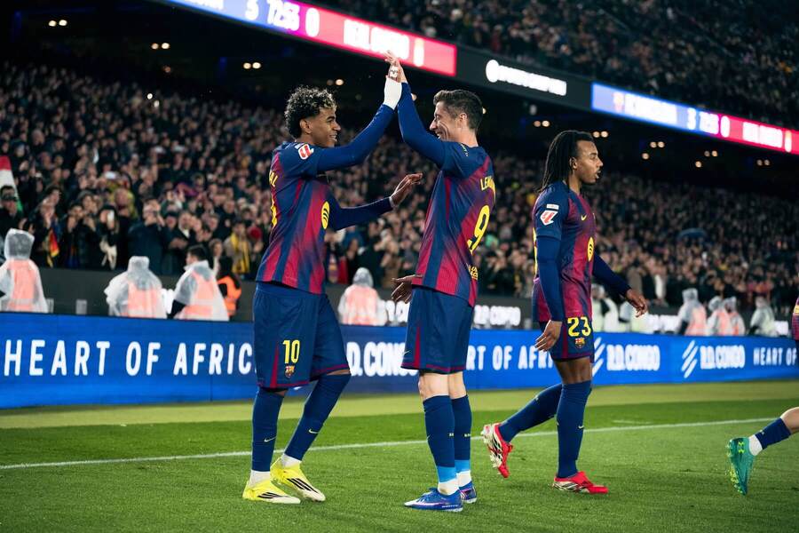 Lamine Yamal a&nbsp;Robert Lewandowski.