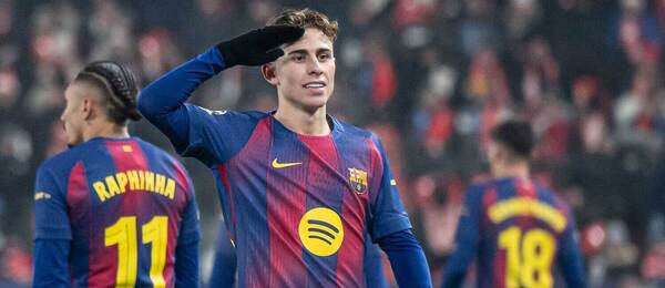 Fermin Lopez z Barcelony oslavuje gól do siete Slavie Praha