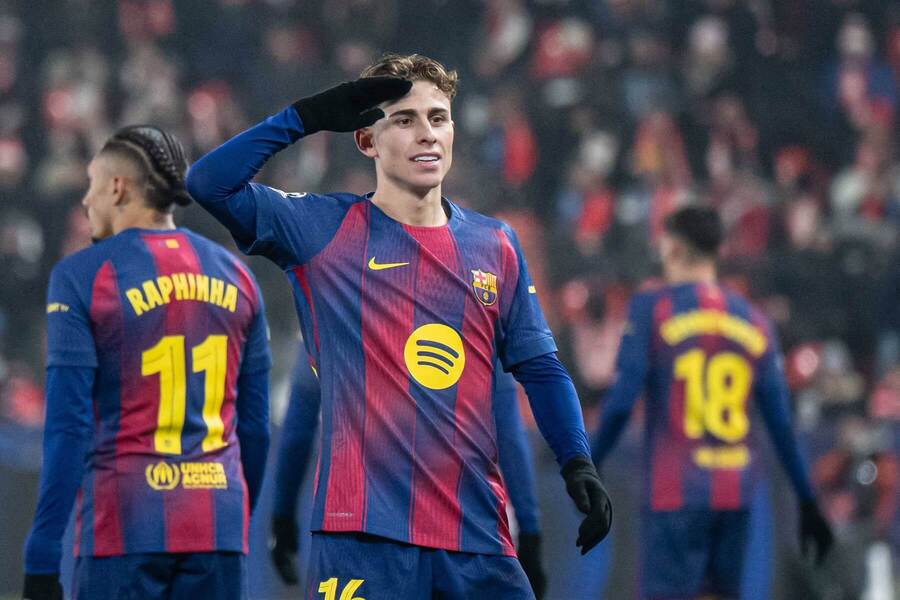 Fermin Lopez z&nbsp;Barcelony oslavuje gól do&nbsp;siete Slavie Praha