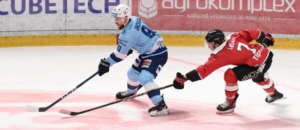 Robby Jackson si kryje puk pred Lucasom.