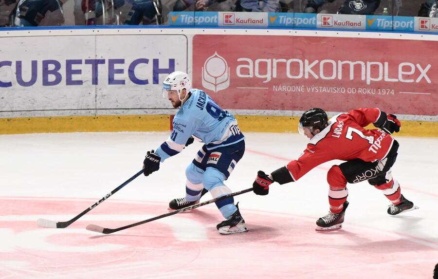 Robby Jackson si kryje puk pred&nbsp;Lucasom.