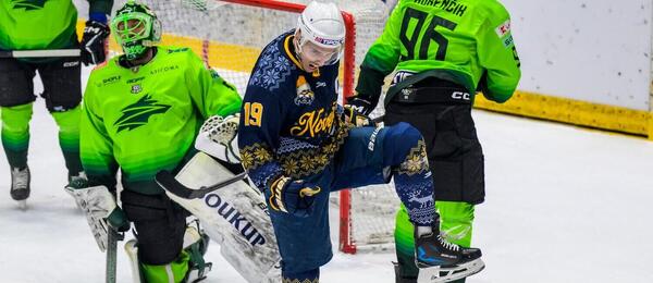 Útočník Spišskej Novej Vsi Branislav Rapáč (v strede) sa teší z gólu do siete Žiliny v 33. extraligovom kole v sezóne 2024/25