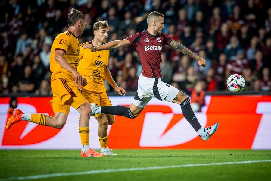 Lukáš Haraslín zo&nbsp;Sparty v&nbsp;zápase proti Dukle Praha