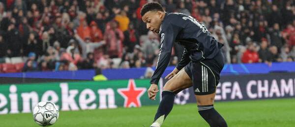 Kylian Mbappé strieľa na bránku.