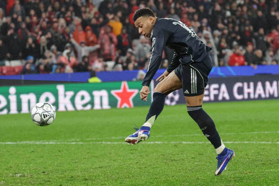 Kylian Mbappé strieľa na&nbsp;bránku.