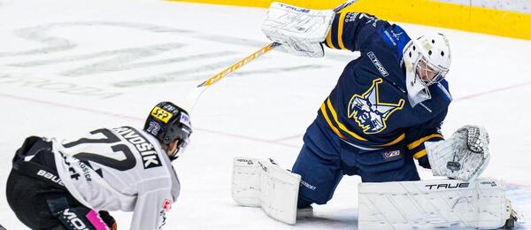 Filip Surák chytá strelu Filipa Krivošíka.