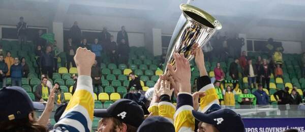 Hokejisti Humenného s pohárom.