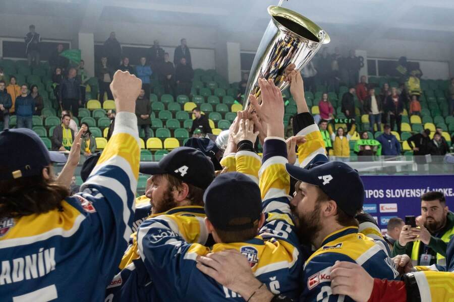 Hokejisti Humenného s&nbsp;pohárom.