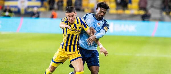 Súboj o loptu v zápase DAC vs. Slovan