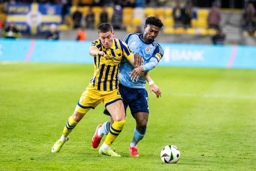 Súboj o&nbsp;loptu v&nbsp;zápase DAC vs. Slovan