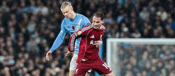 Erling Haaland v súboji o loptu s Alexisom Mac Allisterom