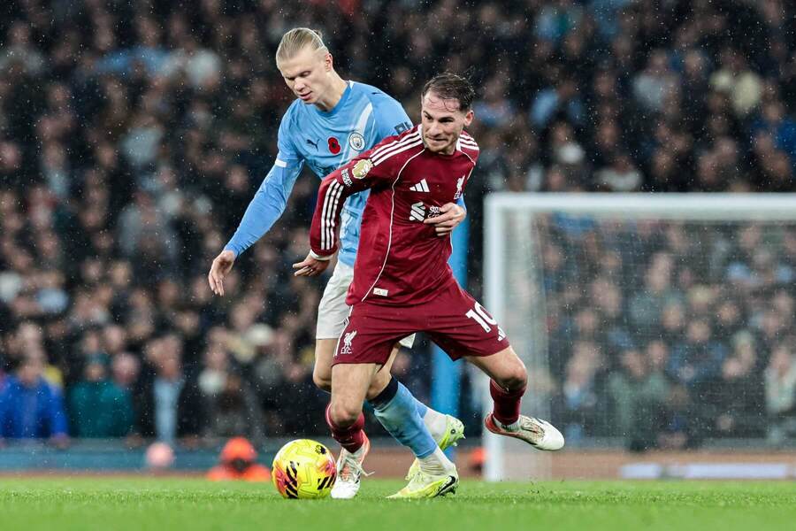 Erling Haaland v&nbsp;súboji o&nbsp;loptu s&nbsp;Alexisom Mac Allisterom