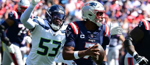 Linebacker Seattlu napáda rozohrávku quarterbacka tímu New England Patriots