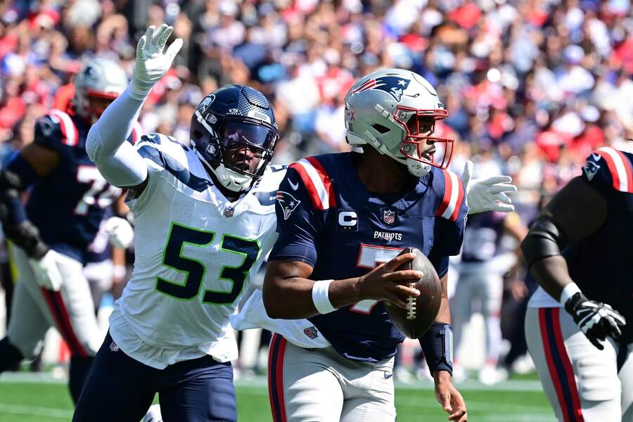 Linebacker Seattlu napáda rozohrávku quarterbacka tímu New England Patriots