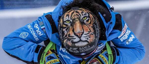 Federica Brignone so zaujímavo pomaľovanou prilbou a rukavicami