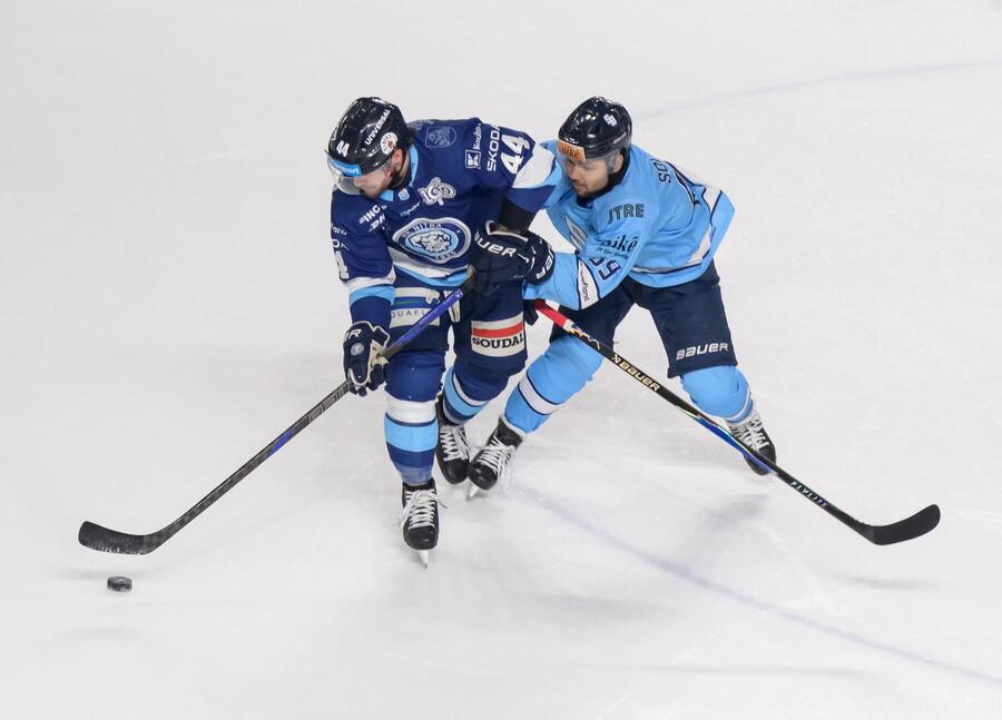 Na snímke zľava Zach Osburn (Nitra) a&nbsp;Samuel Solenský (Bratislava)