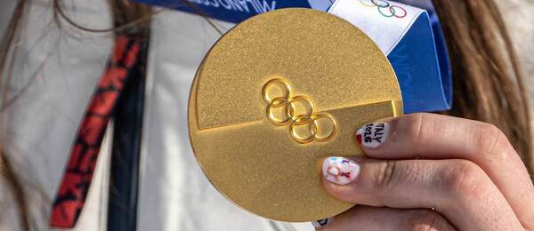 Zuzana Maděrová s medailou na ZOH 2026.