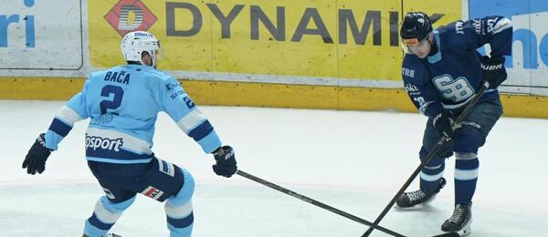 Na snímke zľava Matej Bača (Nitra) a Kent Elson (Slovan)