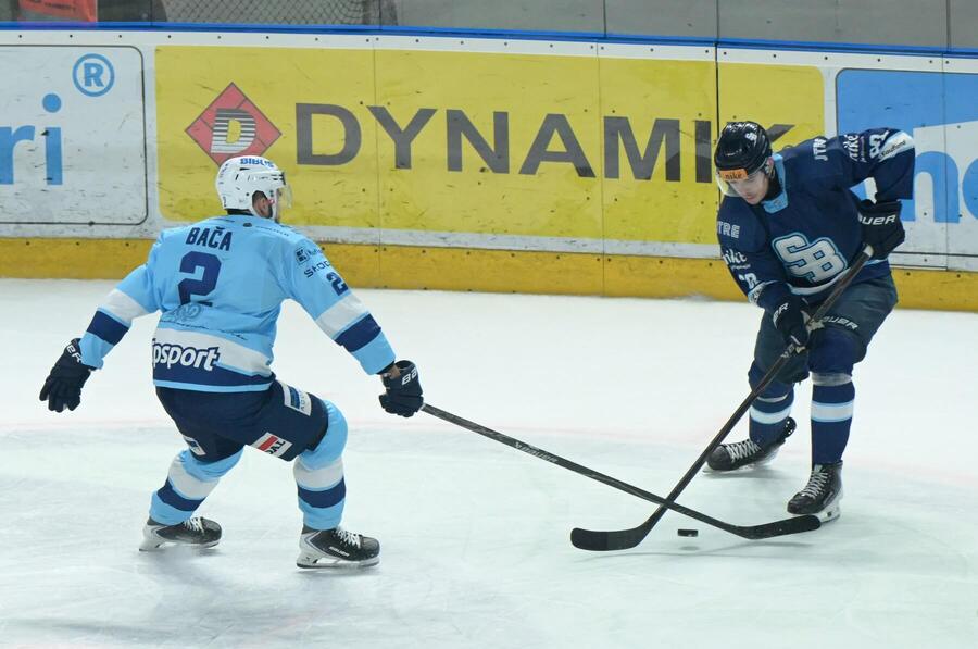 Na snímke zľava Matej Bača (Nitra) a&nbsp;Kent Elson (Slovan)