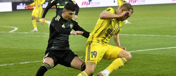 Adam Krčík (Skalica, v tmavom) v súboji s Lukášom Fabišom (Košice, v žltom)