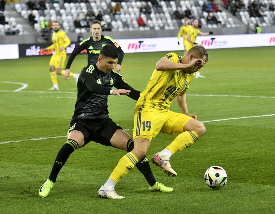 Adam Krčík (Skalica, v&nbsp;tmavom) v&nbsp;súboji s&nbsp;Lukášom Fabišom (Košice, v&nbsp;žltom)